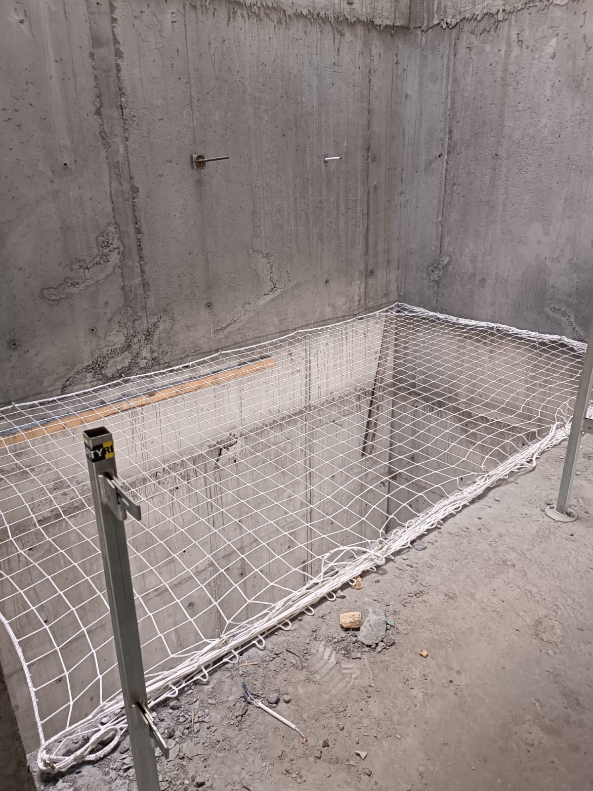 İNŞAAT ASANSÖR BOŞLUK KAPAMA FİLESİ 10 X 10 CM GÖZ AÇIKLIĞINDA 6 MM İP KALINLIĞINDA POLYESTER